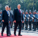 Kong Harald inspiserer æresgarden, ledsaget av Chiles president. Foto: Heiko Junge, NTB scanpix